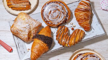 A lovely arrangement of freshly baked pastries on a tray. The selection includes croissants, cinnamon rolls, and other sweet treats. | © MPREIS Warenvertriebs GmbH