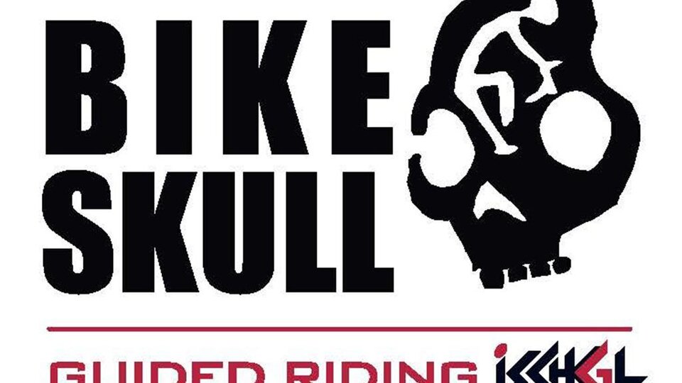 Ein Logo mit dem Schriftzug „Bike Skull“ und einer grafischen Darstellung eines Radfahrers auf einem Totenkopf. Darunter steht „Guided Riding Ischgl“.