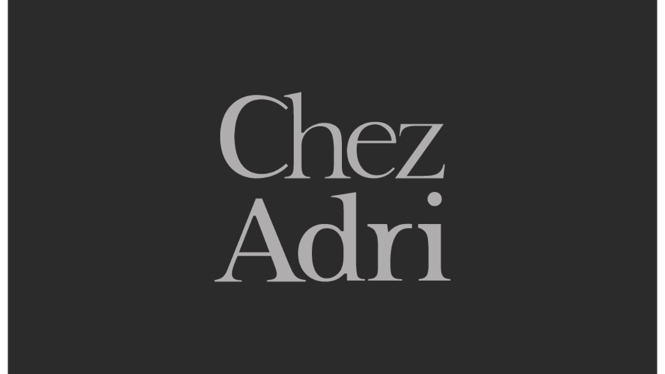 An elegant logo with the inscription "Chez Adri". The background is dark and conveys a modern impression.