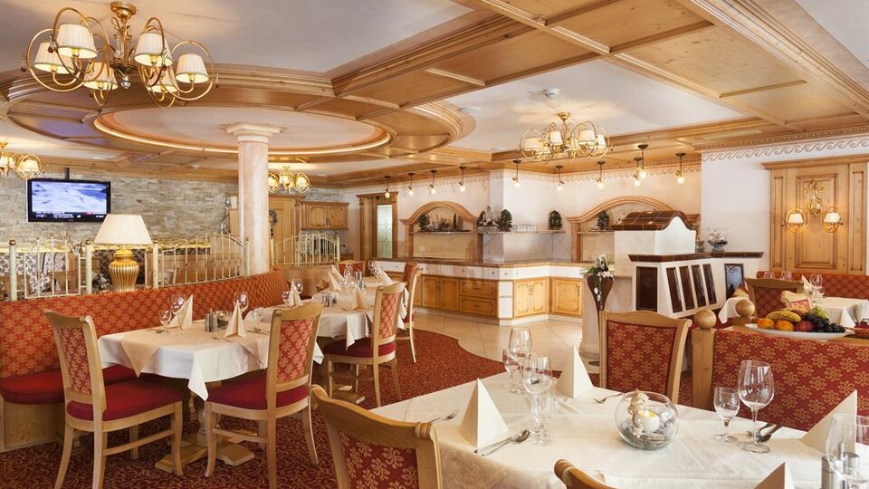 An elegant restaurant with wooden-paneled walls and cozy tables. The atmosphere is warm and inviting, ideal for a tasty meal.