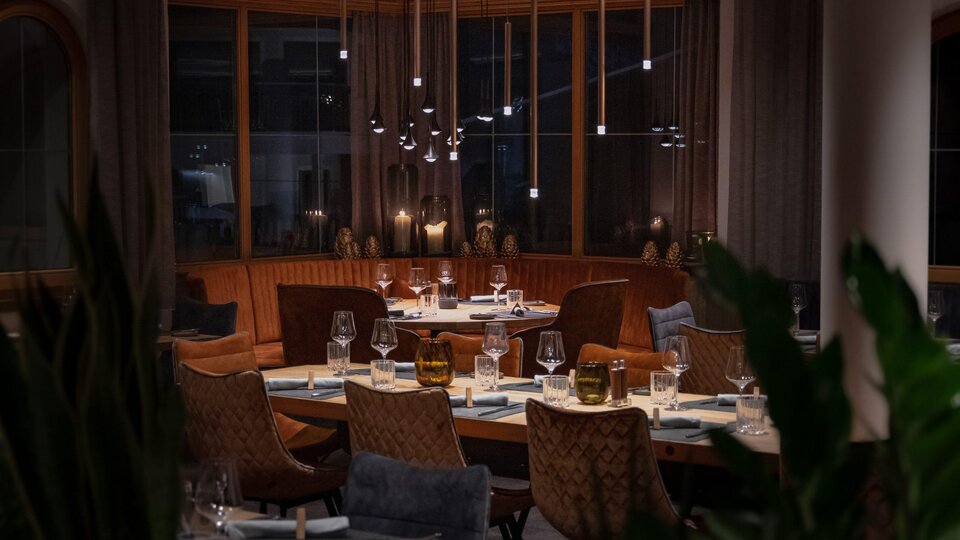 An elegant restaurant with cozy tables and stylish lighting. The warm colors and appealing interior create an inviting atmosphere.