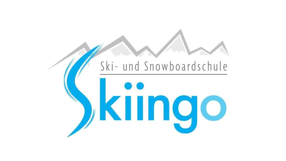 Ein Logo der Ski- und Snowboardschule "Skiiingo". Es zeigt stilisierte Berge und den Schriftzug in blauen und grauen Farben.