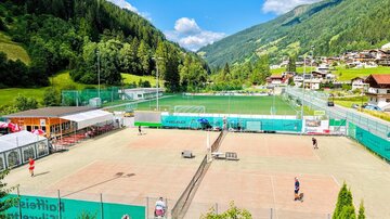 Tennisplatz & Fußballplatz