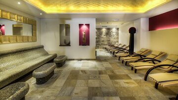 Ein moderner Wellnessbereich mit elegantem Design. Entspannte Liegen und sanfte Beleuchtung schaffen eine ruhige Atmosphäre.
